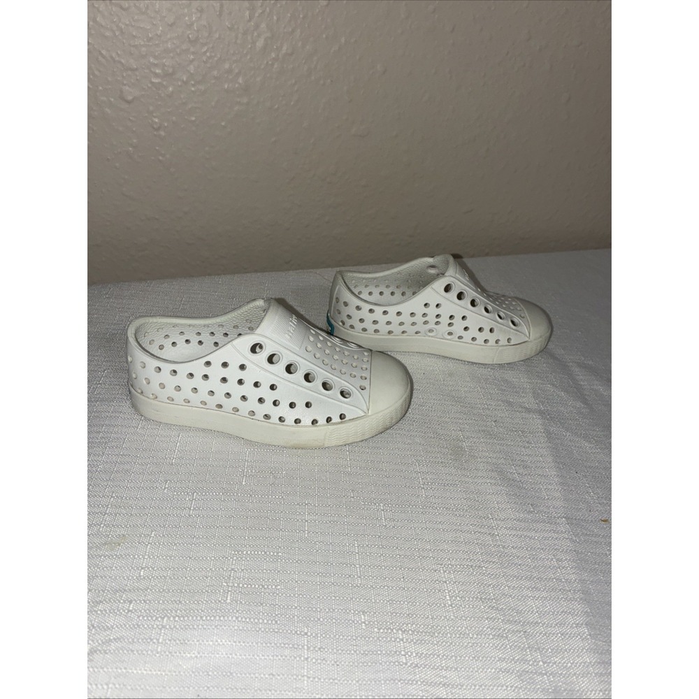 Native Jefferson kids White classic slip-on shoes Size 5 C5